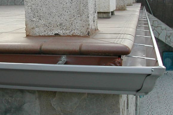 Detalle de canalón de aluminio