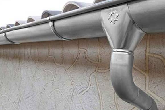 Detalle de canalones y bajantes de zinc