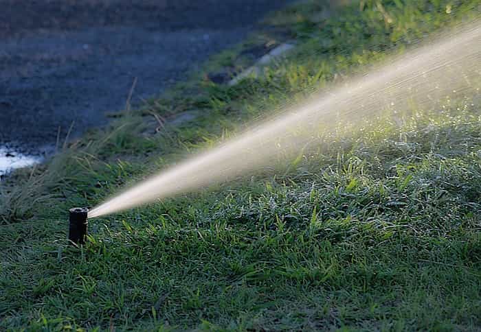 Aprovechamiento del agua recogida por un filtro de bajante de un sistema de canalones