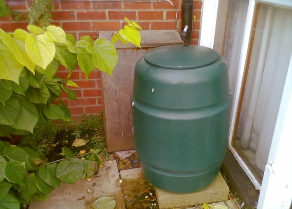 Barril para acumular el agua de lluvia de una instalación de canalones