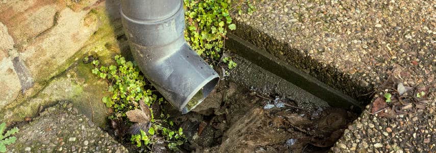 Bajante de canalón pluvial obstruida