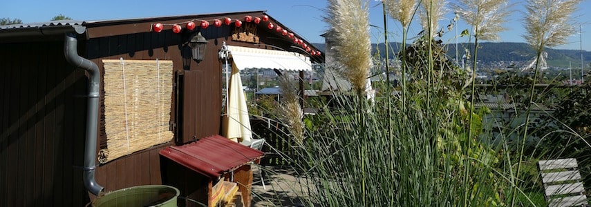 Caseta de un jardín con canalones instalados