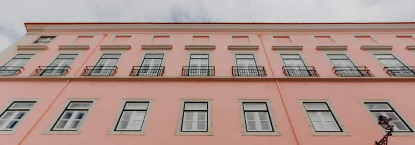 Edificio con sistema de canalones pluviales y con junta de dilatación
